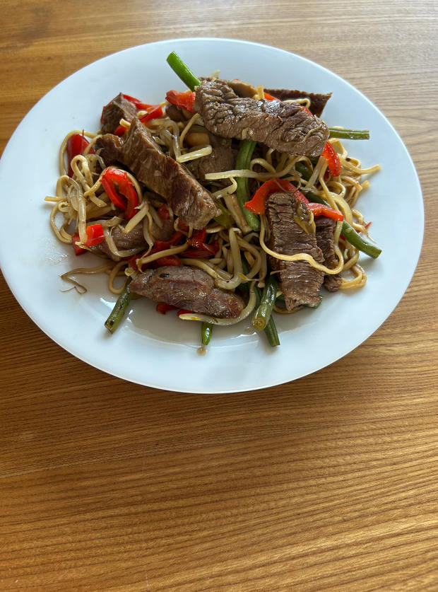 Air Fryer Beef and Mushroom Chow Mein pinchofnom.com