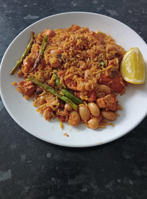 Air Fryer Spanish-Style Chicken and Butter Bean Rice by Si, Leicestershire pinchofnom.com