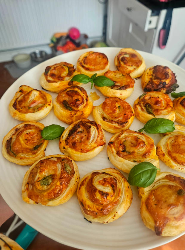 Air Fryer Pizza Swirls by Georgia, Gloucestershire pinchofnom.com