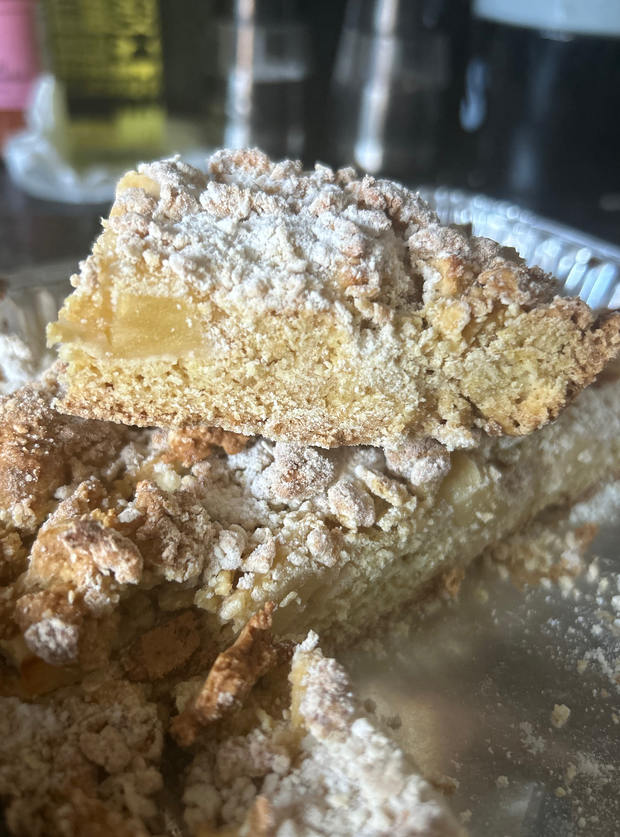 Apple Crumble Squares Recipe. Image by Emily M - Pinch of Nom