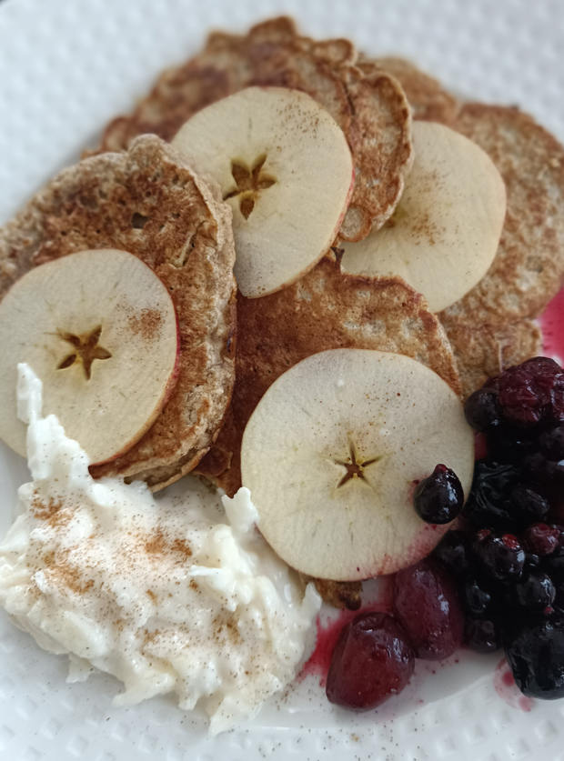 Apple and Cinnamon Pancakes by Lmsingy, Lancashire pinchofnom.com