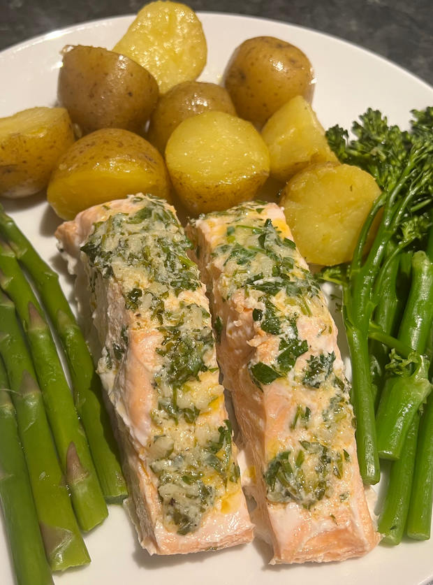 Baked Garlic Salmon by MrsB, Manchester pinchofnom.com