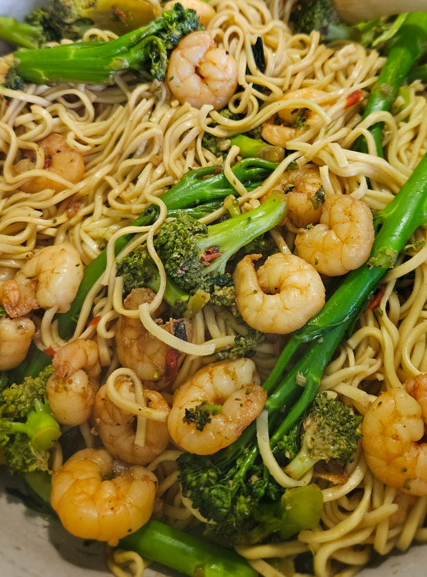 Broccoli, Chilli and King Prawn Stir Fry by Anna, Buckinghamshire pinchofnom.com