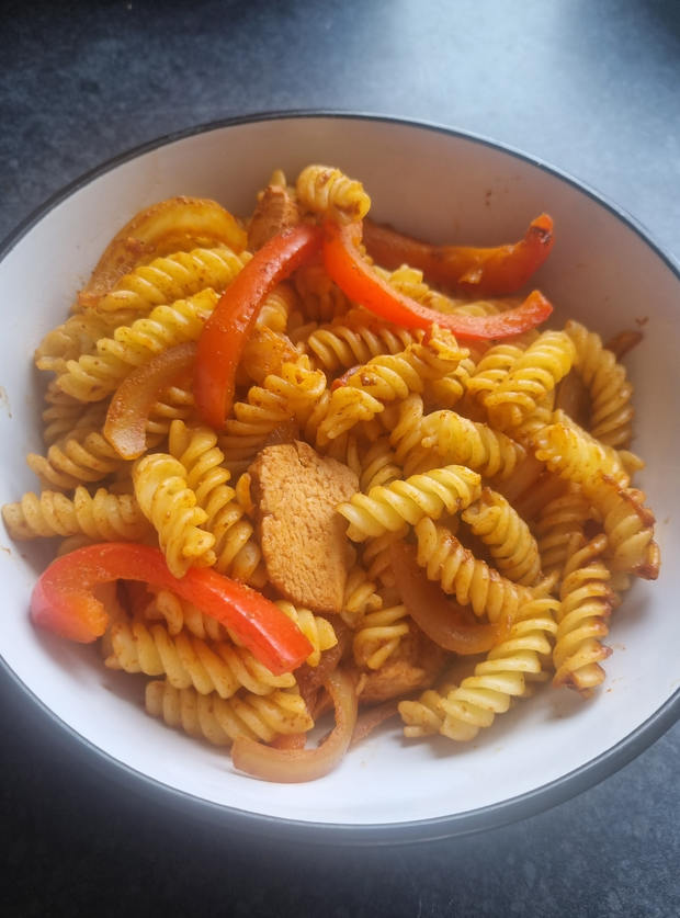Chicken Fajita Pasta by Brownie, Colchester pinchofnom.com