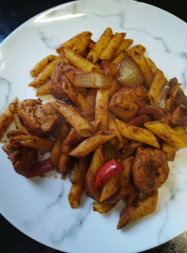 Chicken Fajita Pasta by Lynn, Liverpool pinchofnom.com