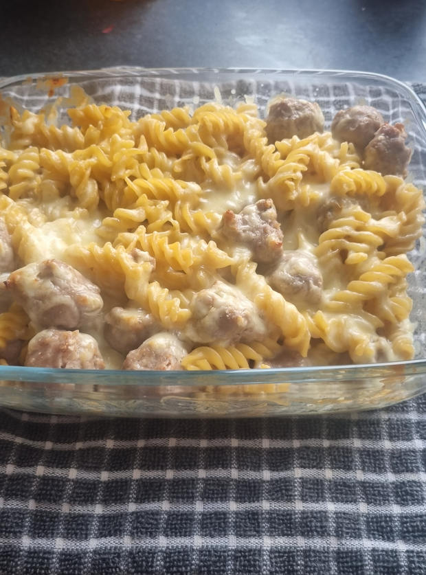 Cheesy Marmite Pasta Bake by Brownie, Colchester pinchofnom.com
