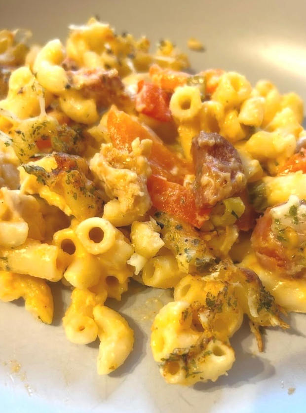 Chicken and Chorizo Mac and Cheese by Karolina Rogers, Peterborough pinchofnom.com