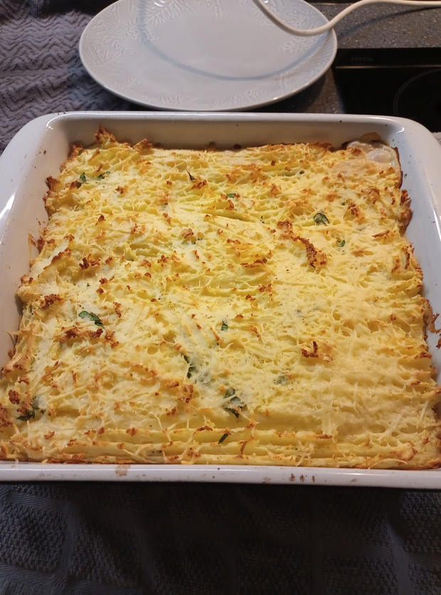 Chicken Bacon and Leek Cottage Pie Recipe. Image by Nanof6 - Pinch of Nom