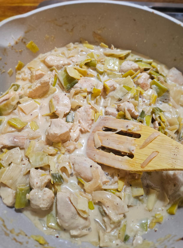Creamy Garlic Chicken by Anna, Buckinghamshire pinchofnom.com