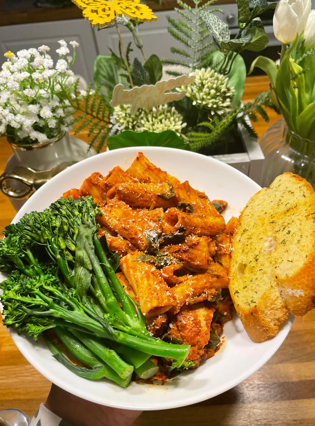 Creamy Roasted Red Pepper & Chicken Pasta by Candy, London pinchofnom.com