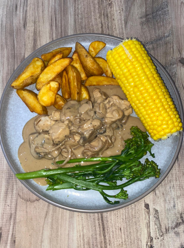 Creamy Garlic Chicken by Raq, South Shields pinchofnom.com