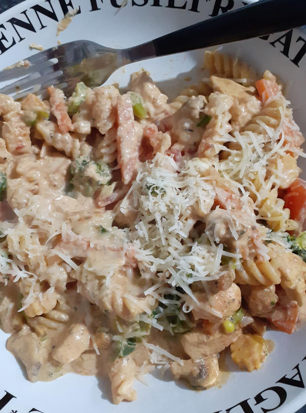 Creamy Cajun Chicken Pasta by Wendy Howitt, Derbyshire pinchofnom.com