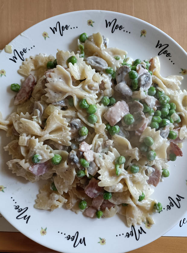 Creamy Pasta with Bacon, Peas and Mushrooms by Andie, Yorkshire pinchofnom.com