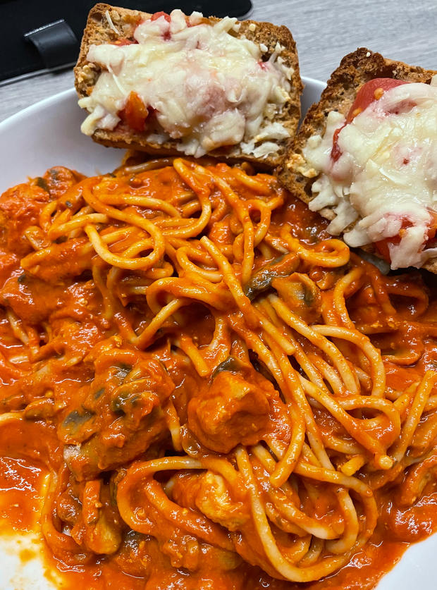 Creamy Roasted Red Pepper And Chicken Pasta Recipe Image By Hayley Hicks Pinch Of Nom