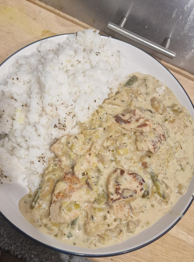 Creamy Tuscan Chicken by Kelly, Hereford pinchofnom.com