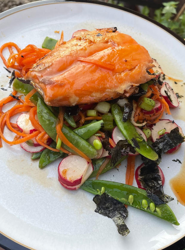 Honey Soy Salmon with Seaweed Salad by Jo, Aldbourne pinchofnom.com