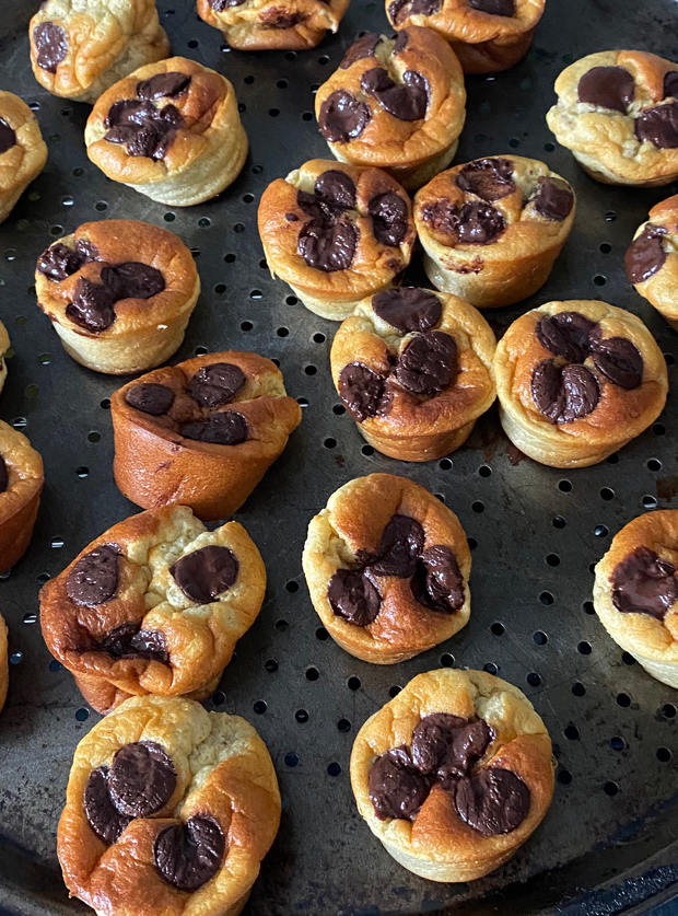 Mini Banana Cakes with Chocolate Chips by Linky, Hemel Hempstead pinchofnom.com