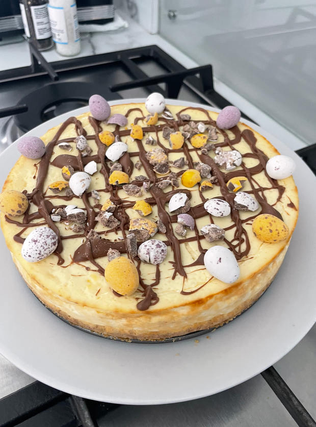 Mini Egg Cheesecake pinchofnom.com