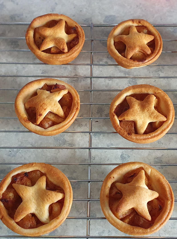 Mini Spiced Christmas Apple Pies Pinch Of Nom