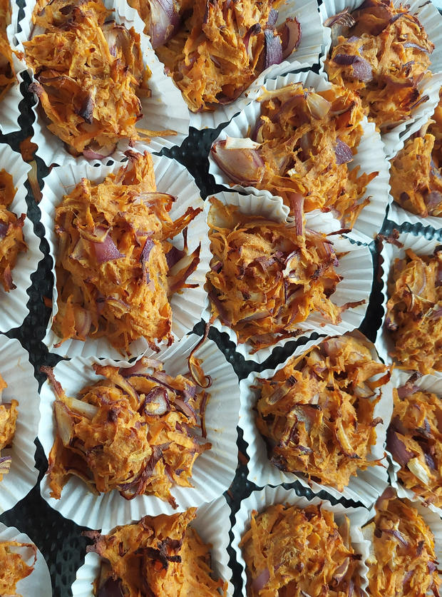 Onion Bhajis by Dalvik, Nottinghamshire pinchofnom.com