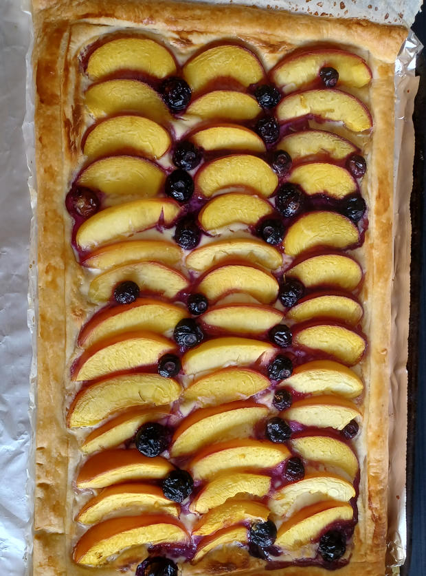 Peach and Blueberry Tart pinchofnom.com
