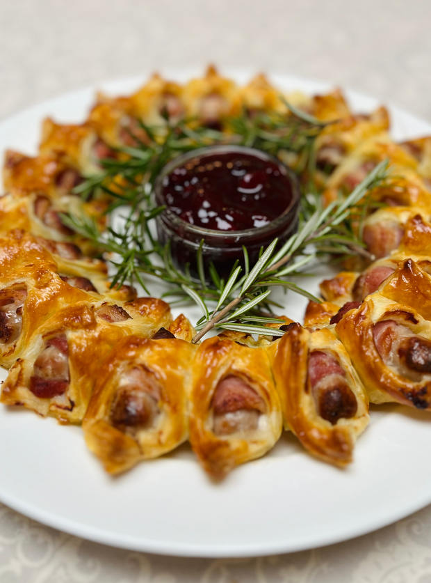 Pigs in Blankets Christmas Wreath Recipe. Image by Nik Gudegast - Pinch ...