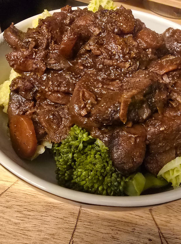 Slow Cooker Beef Bourguignon by Ashleigh, Leicester pinchofnom.com