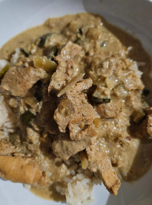 Slow Cooker Creamy Cashew Nut Chicken by Ellie H, Kent pinchofnom.com