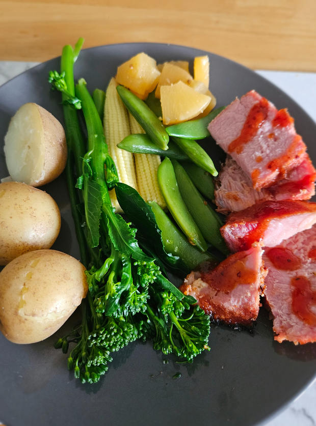 Slow Cooker Pineapple Glazed Ham by Anna, Buckinghamshire pinchofnom.com