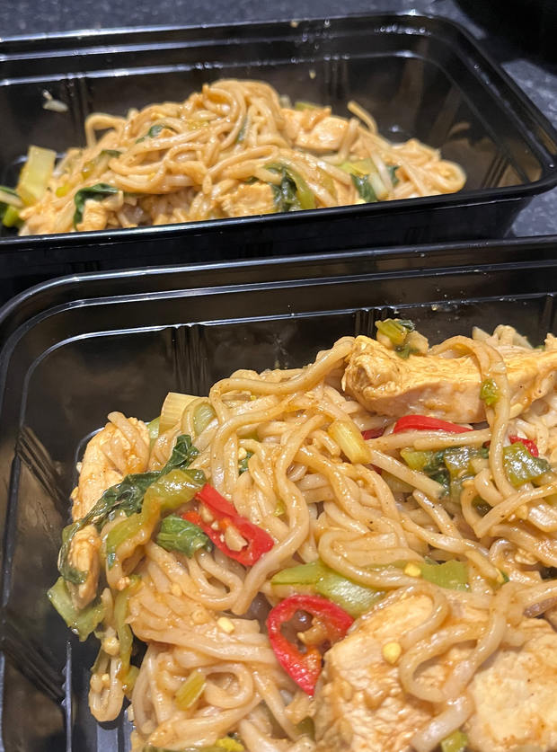 https://cdn2.pinchofnom.com/imagesgallery/sp/10500/spicy-chicken-noodles-10538-31613-md.jpg