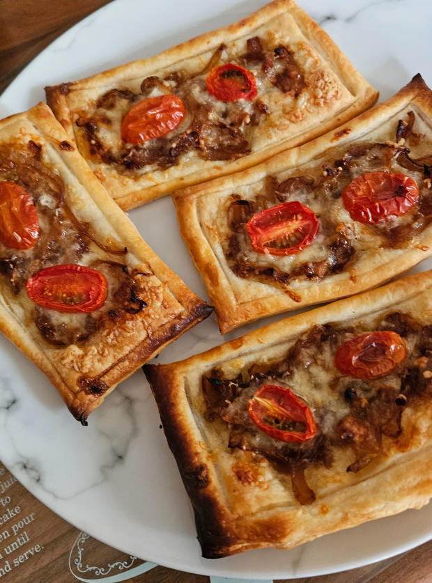 Tomato and Caramelized Onion Tarts by nettie tufts, Norwich pinchofnom.com